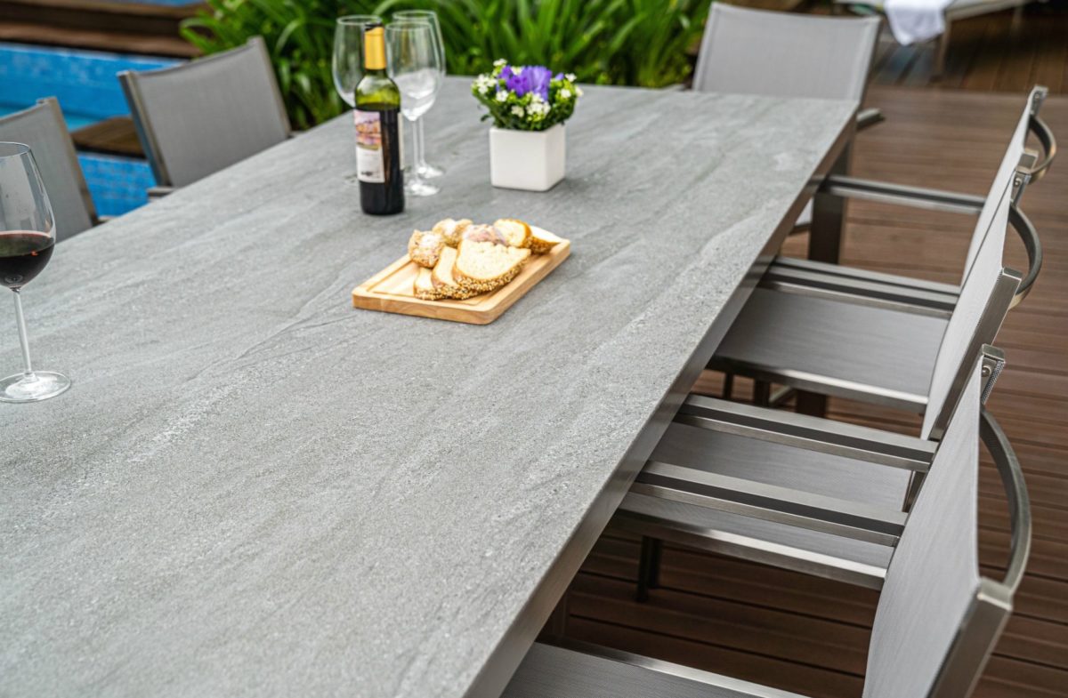 Gartentisch mit Tischplatte aus Keramik