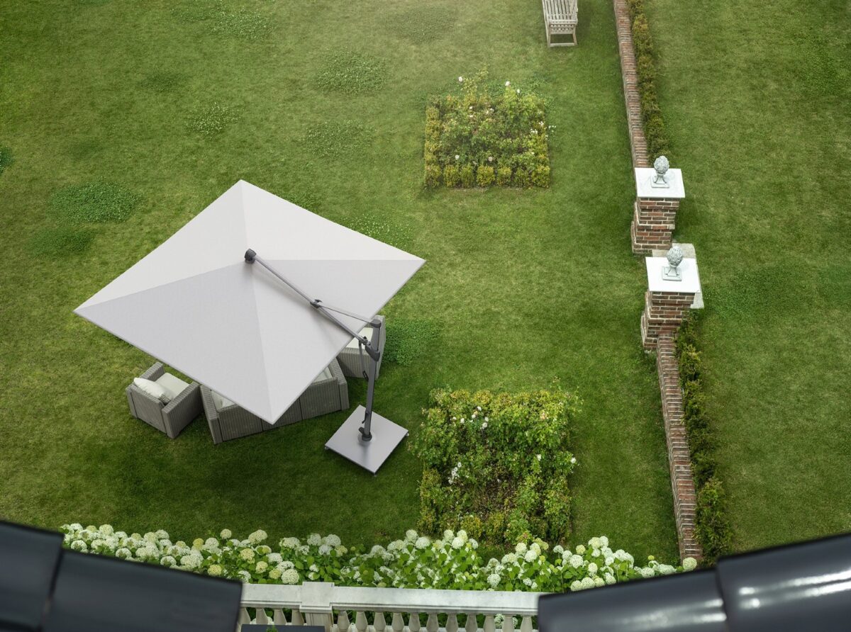 Heller, rechteckiger Sonnenschirm über einer Garten-Sitzgruppe