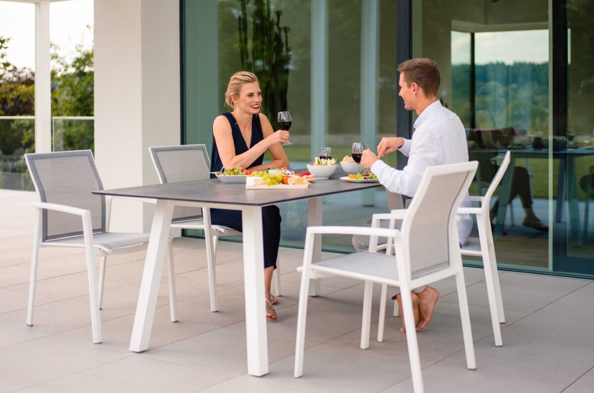 Paar genießt ein Essen an ihrem Gartentisch
