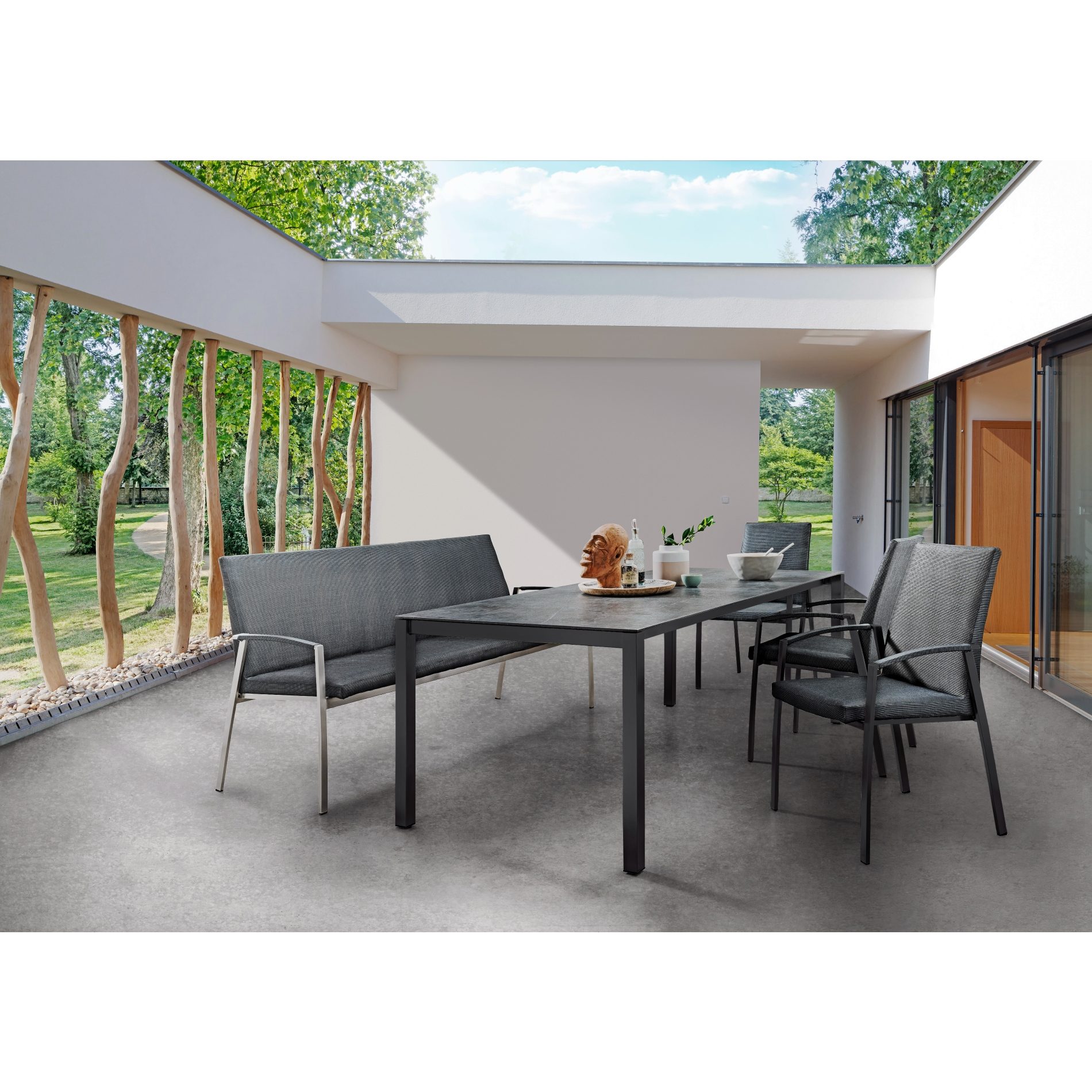 SIT Mobilia "Olympia" Gartentisch Edelstahl anthrazit, Platte Dekton Laos, "Talisma" Bank und Stapelsessel gepolstert, Sitz Batyline Eden black