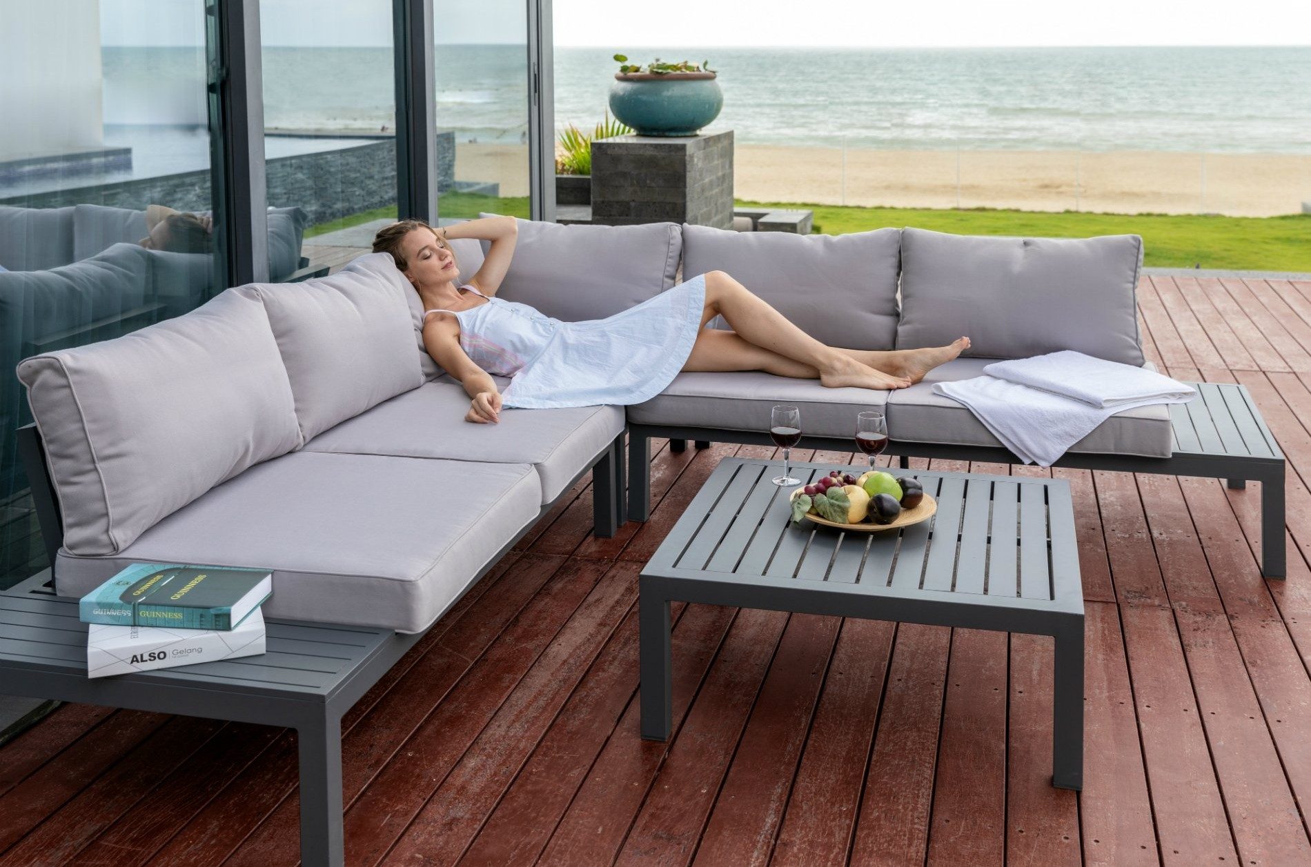 Frau liegt auf Home Islands Loungegruppe Laos