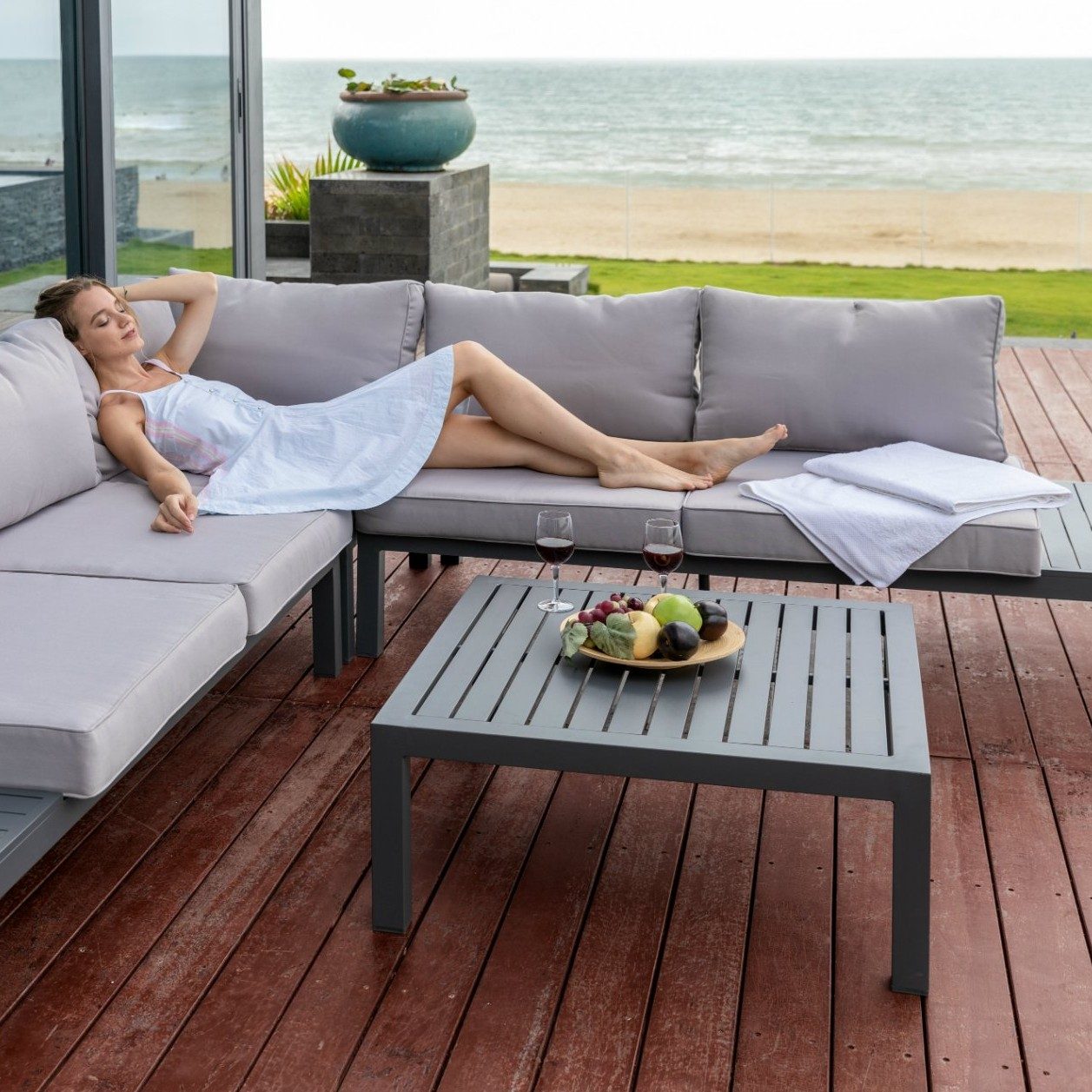 Home Islands Loungegruppe "Laos", Gestell und Sitzfläche aus Aluminium anthrazit, Polster hellgrau