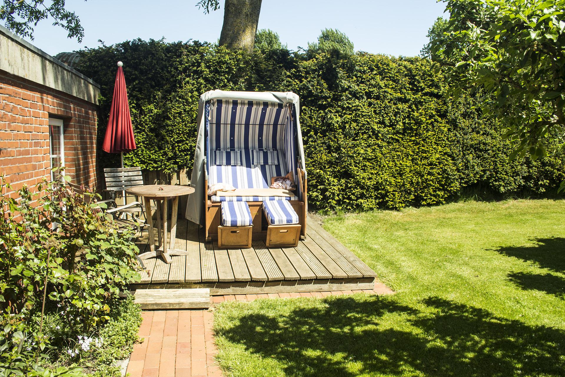 Strandkorb auf Holz-Terrasse im Garten