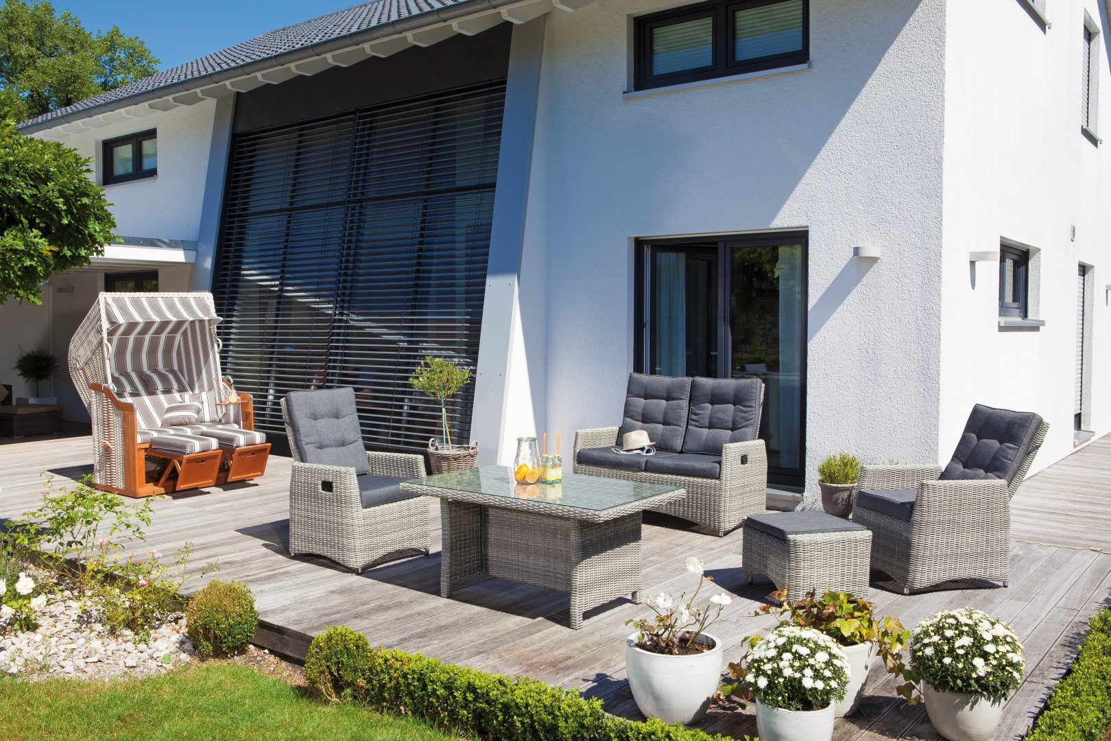Strandkorb auf moderner Terrasse