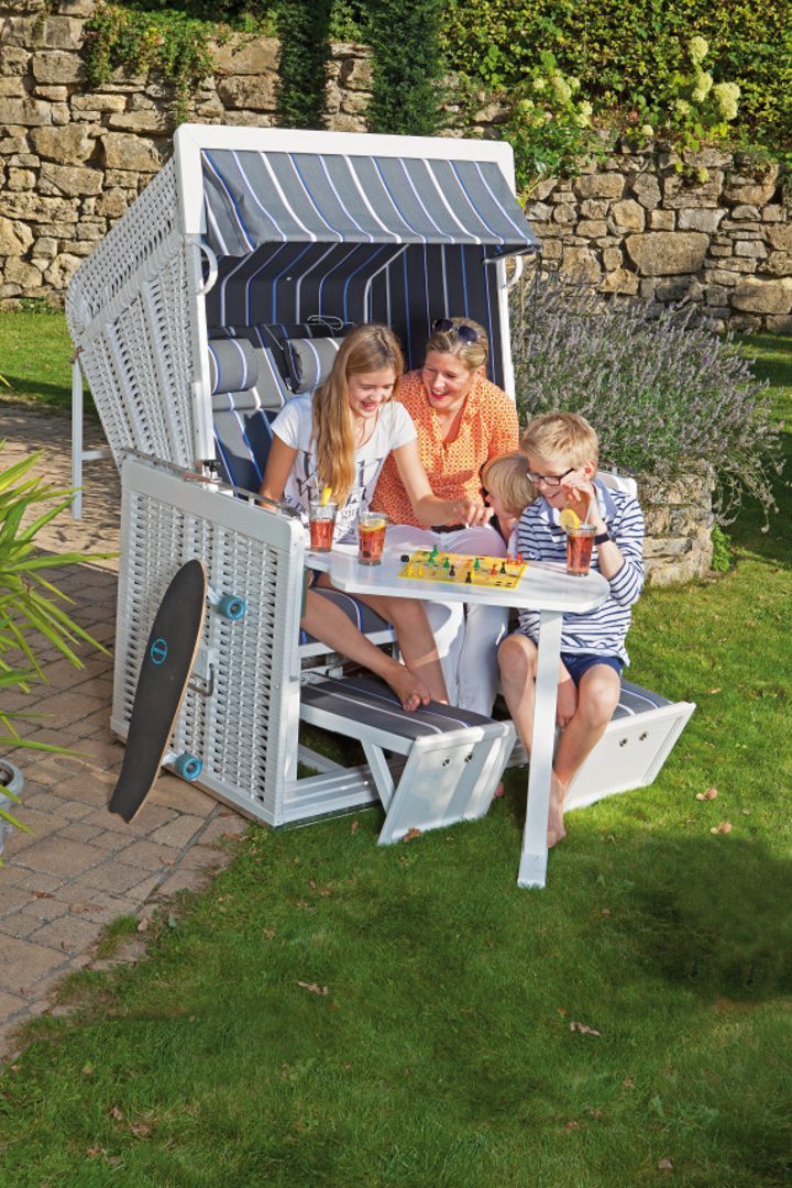 Familie in weißem Strandkorb