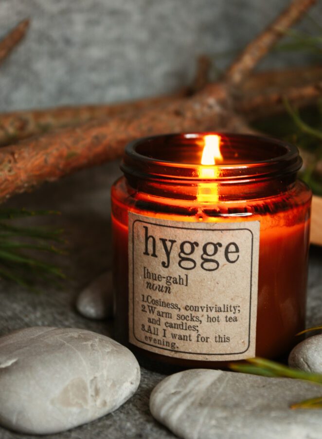 Kerze mit Aufschrift Hygge
