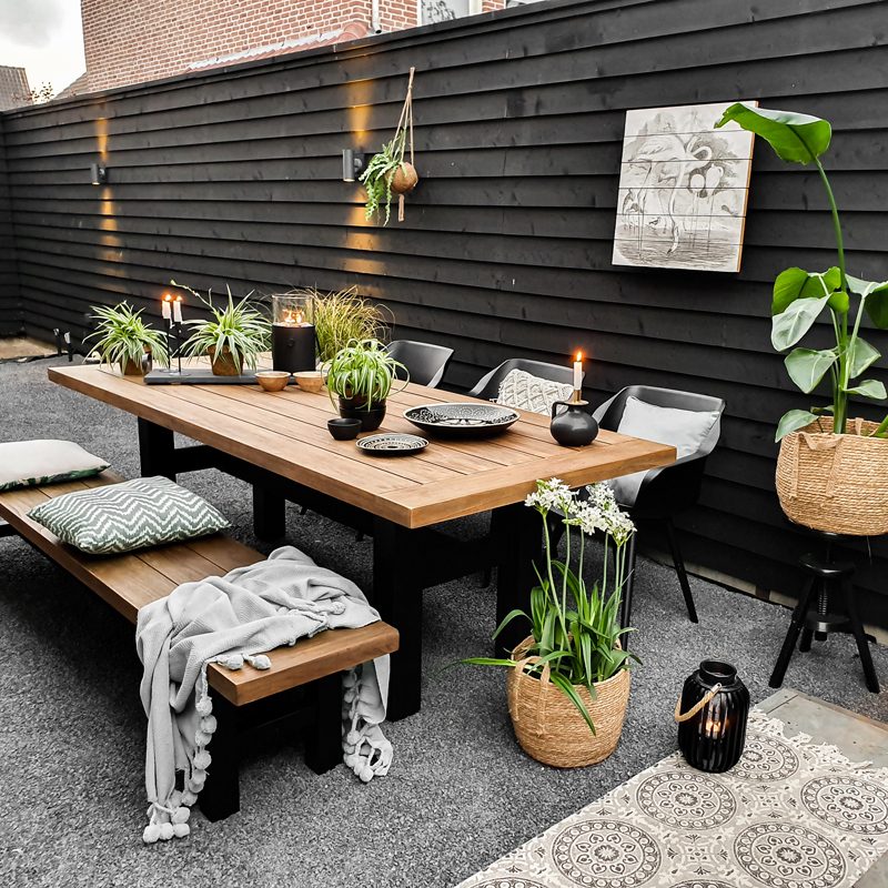 Gartentisch mit Gartenbank in Teak mit schwarzen Gestellen