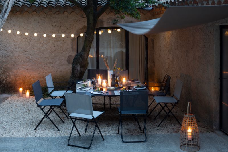 Stimmungsvoll beleuchtete Terrasse