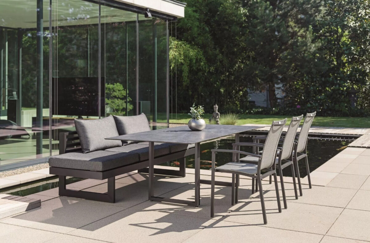 Stern Dining Bank/Lounge "New Holly", Gestell Aluminium schwarz matt, Sitzfläche Textil Leinen grau, Outdoor-Kissen (100% Polyacryl) seidenschwarz mit schnelltrocknendem Schaum
