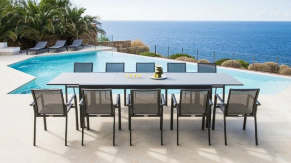 Ausziehbarer Gartentisch "Livorno" mit Tischplatte aus Glas und zehn Gartenstühlen "Sevilla" von Jati&Kebon