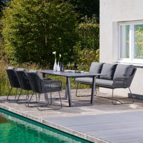 CASA DOMA "Ribera/Falerna" Diningset 5-tlg., Gestelle Edelstahl anthrazit, Diningsessel und Bank L-Form, Kufengestell, Sitz Rope anthrazit (vertikal breit), Kissen Tuvatextil® Panama grafito, Tischplatte HPL, 210x100 cm