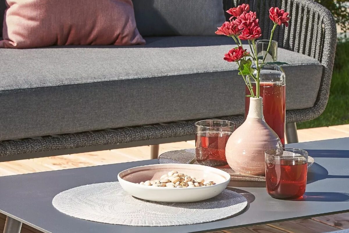 Gartentisch "Arista" von CASA DOMA mit Tischplatte Aluminium anthrazit mit bunter Deko