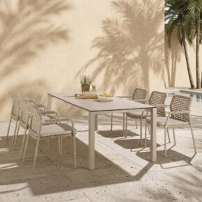 CASA DOMA Set 7-tlg. mit "Fasano" Stapelstuhl, Alu cream, Rope fossil (Quadro), Kissen beige, und "Campana" Gartentisch 210×100 cm, Edelstahl cream, HPL Travertin (Bild KI-generiert)