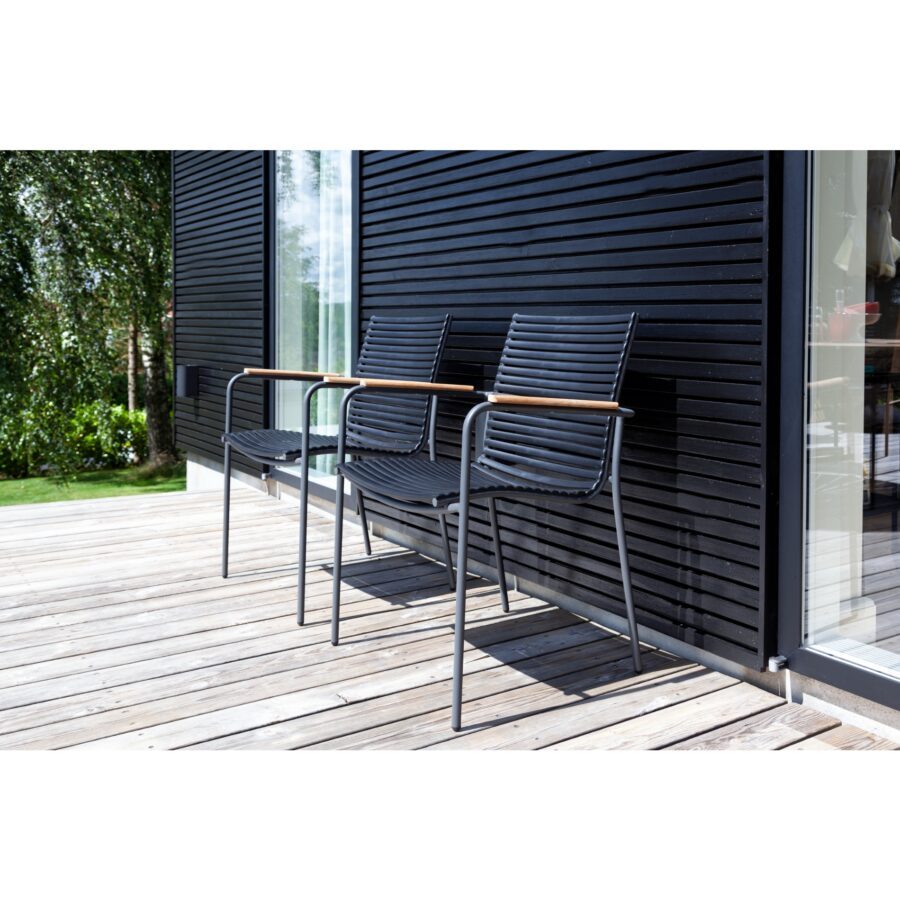 Cinas "Mood Classic" Stapelstuhl, Gestell Aluminium anthrazit, Sitzfläche Kunststoff-Lamellen schwarz, Teak-Armlehnen