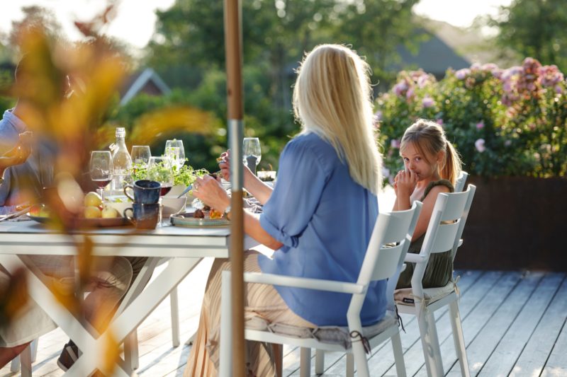 Frau und Kind beim Essen auf Gartenstühlen "Delia" von Brafab
