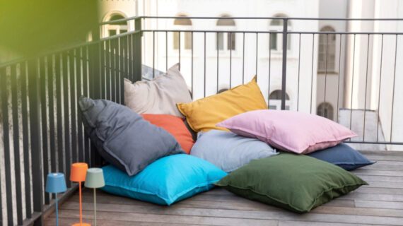 Bunte Dekokissen auf einem Balkon
