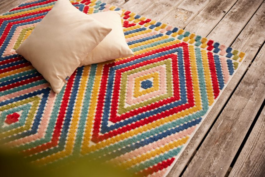 Bunter Outdoor-Teppich mit Kissen
