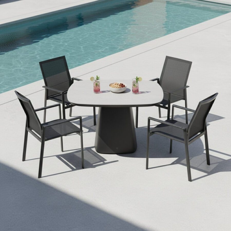 Gartenmöbel-Set mit Liadomo "Limbadi" Stapelsessel und CASA DOMA "Lioni" Gartentisch 120x120 cm, Gestelle Aluminium anthrazit, Armlehnen Aluminium, Platte Sinterstein (Bild KI-generiert)