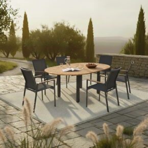 Gartenmöbel-Set mit Liadomo "Limbadi" Gartenstuhl, Gestell Aluminium anthrazit, Textilgewebe, Armlehnen Teakholz und CASA DOMA "Ugento" Ausziehtisch 140/190 x 140 cm, Gestell Edelstahl anthrazit, Tischplatte Teakholz (Bild KI-generiert)