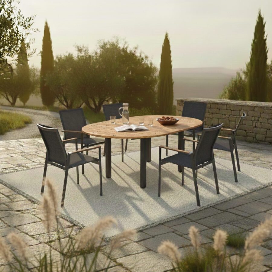 Gartenmöbel-Set mit Liadomo "Limbadi" Gartenstuhl, Gestell Aluminium anthrazit, Textilgewebe, Armlehnen Teakholz und CASA DOMA "Ugento" Ausziehtisch 140/190 x 140 cm, Gestell Edelstahl anthrazit, Tischplatte Teakholz (Bild KI-generiert)