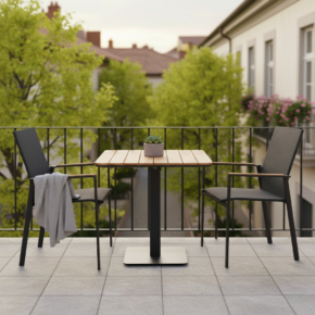 Liadomo "Limbadi/Torano" Gartenmöbel-Set 3-tlg., Gestelle Aluminium anthrazit, Sitz Textilen, Armlehnen Teak, Tischplatte Teak 80x80 cm (Bild KI-generiert)