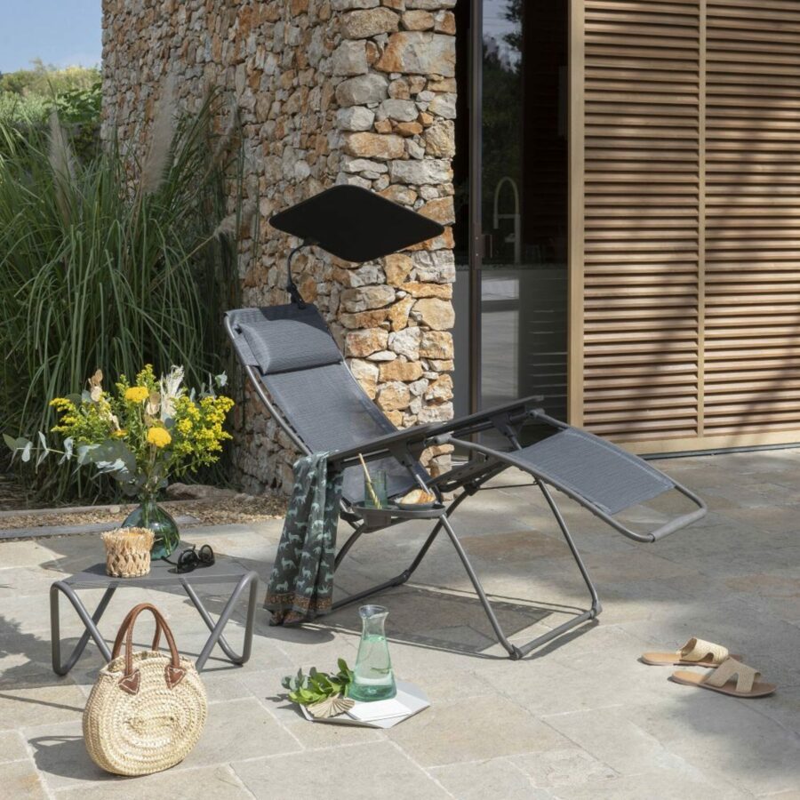 Relaxsessel mit Sonnenschutz und Getränkehalter auf einer Terrasse