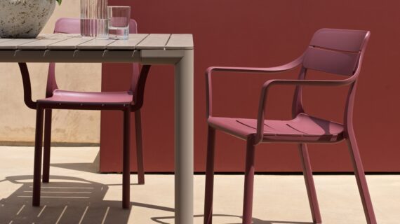 Nardi Set mit Stapelstuhl "Cassia" Farbe Borgogna und Ausziehtisch "Tevere" 147/211x90cm Farbe Corda