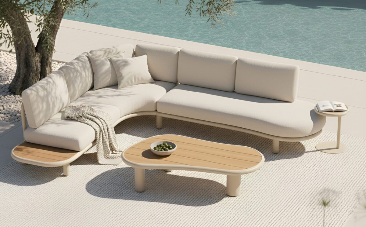 Geschwungenes Loungesofa mit gemütlichen Polstern und kleinem Tisch an einem Pool