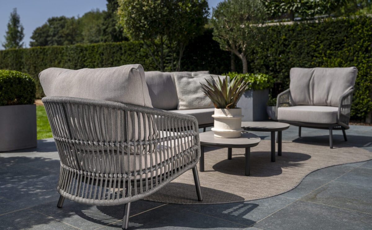 Loungegruppe auf einer Terrasse, ein Sessel mit Rope-Bespannung im Vordergrund