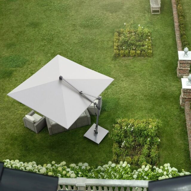 Heller, rechteckiger Sonnenschirm über einer Garten-Sitzgruppe