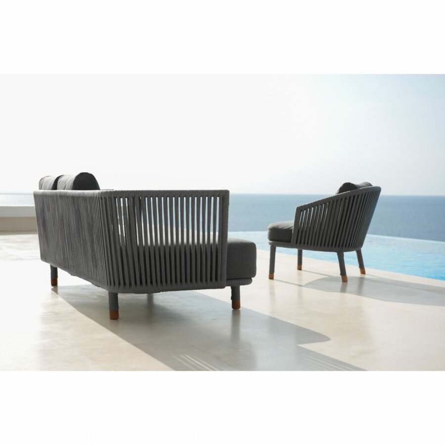 Moderne Rope-Lounge in Grau, stylish auf einer Terrasse am Meer
